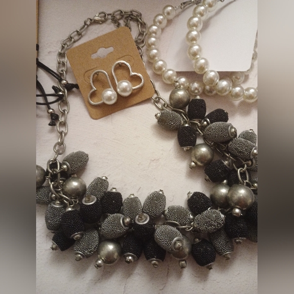 Elegant Black and Silver Floral Necklace Set - Picture 4 of 5